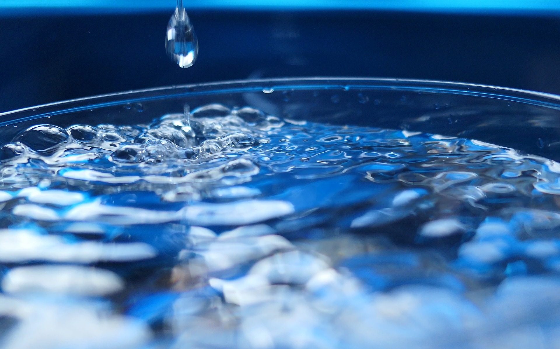 水飲みアンチエイジングで美肌効果！タイミングと水の量、おすすめの水も紹介